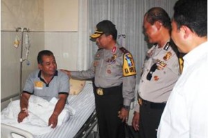 Kapolda Jabar Bambang Waskito saat menjenguk anggotanya yang sakit di RS Juanda Kuningan.